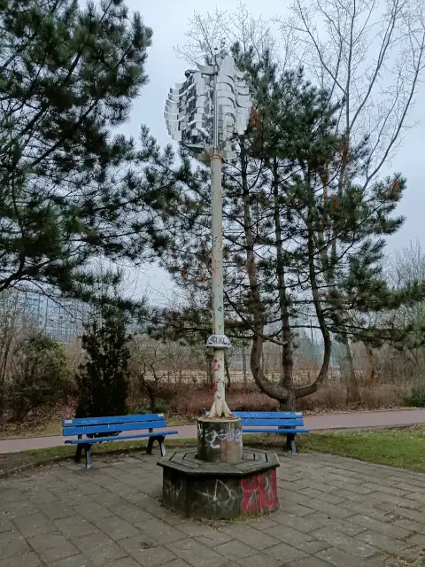 Windspiel am Sportplatz